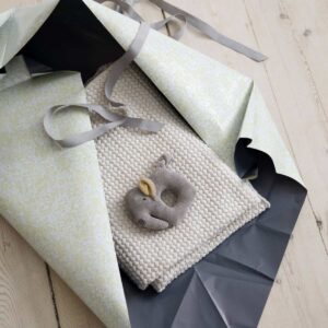 Geschenk-Set "Babydecke mit Rassel"