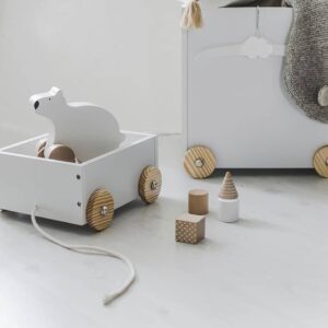 Kleine Spielzeugkiste mit Rädern