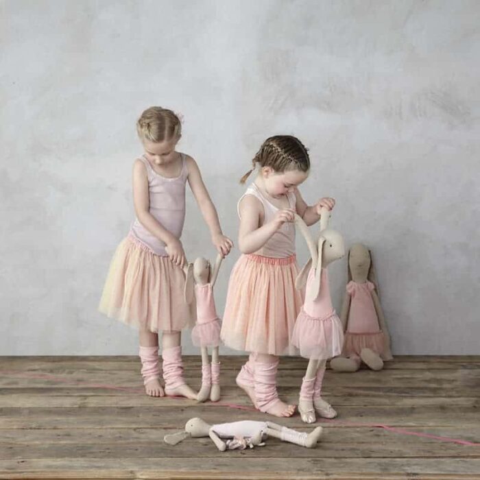 Kuschelhase im Ballerina-Outfit (H 46 cm, hell) – Bild 1