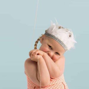 Party-Krone mit weißen Federn von Meri Meri