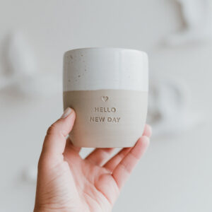 Steingut-Becher "Hello New Day"