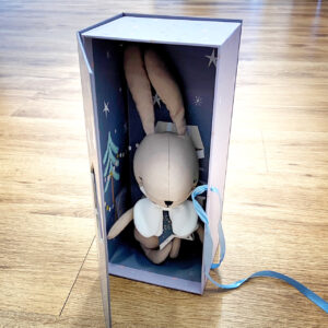 Hase "Robin" in der Geschenkbox (pink) – Bild 4