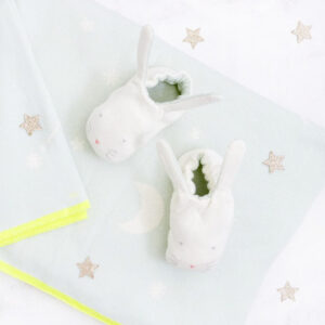 Mintfarbene Hasen-Babyschuhe von Meri Meri