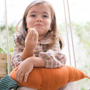 Gestricktes Kissen "Cathy, die Karotte"