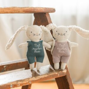 Mutmacher Hase mit fliederfarbenem Anzug (16 cm, mit Rucksack) – Bild 2