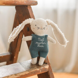 Mutmacher Hase mit blauem Anzug (16 cm)