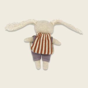 Mutmacher Hase mit fliederfarbenem Anzug (16 cm, mit Rucksack) – Bild 4