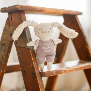 Mutmacher Hase mit fliederfarbenem Anzug (16 cm, mit Rucksack)