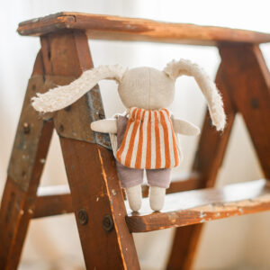 Mutmacher Hase mit fliederfarbenem Anzug (16 cm, mit Rucksack) – Bild 3