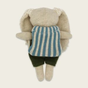 Hase "Kindergartenkind" mit Anzug in oliv (16 cm, mit Rucksack) – Bild 3