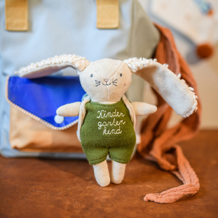 Hase "Kindergartenkind" mit Anzug in oliv (16 cm, mit Rucksack) – Bild 1