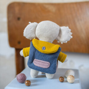 Koala "Schulkind" mit Shirt in flieder und gelb (15 cm, mit Schulranzen) – Bild 4