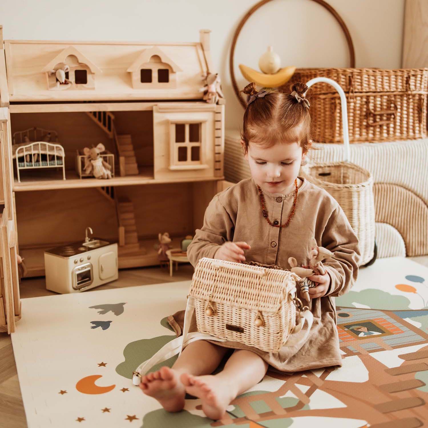 PlayandGo_EEVAA_treehouse_puzzlemat_child_is_playing_with_dolls_on_the_mat_with_treehouse-print_in_kidsroom 2 in 1 Spielmatte EEVAA "Tree House" – Bild 23