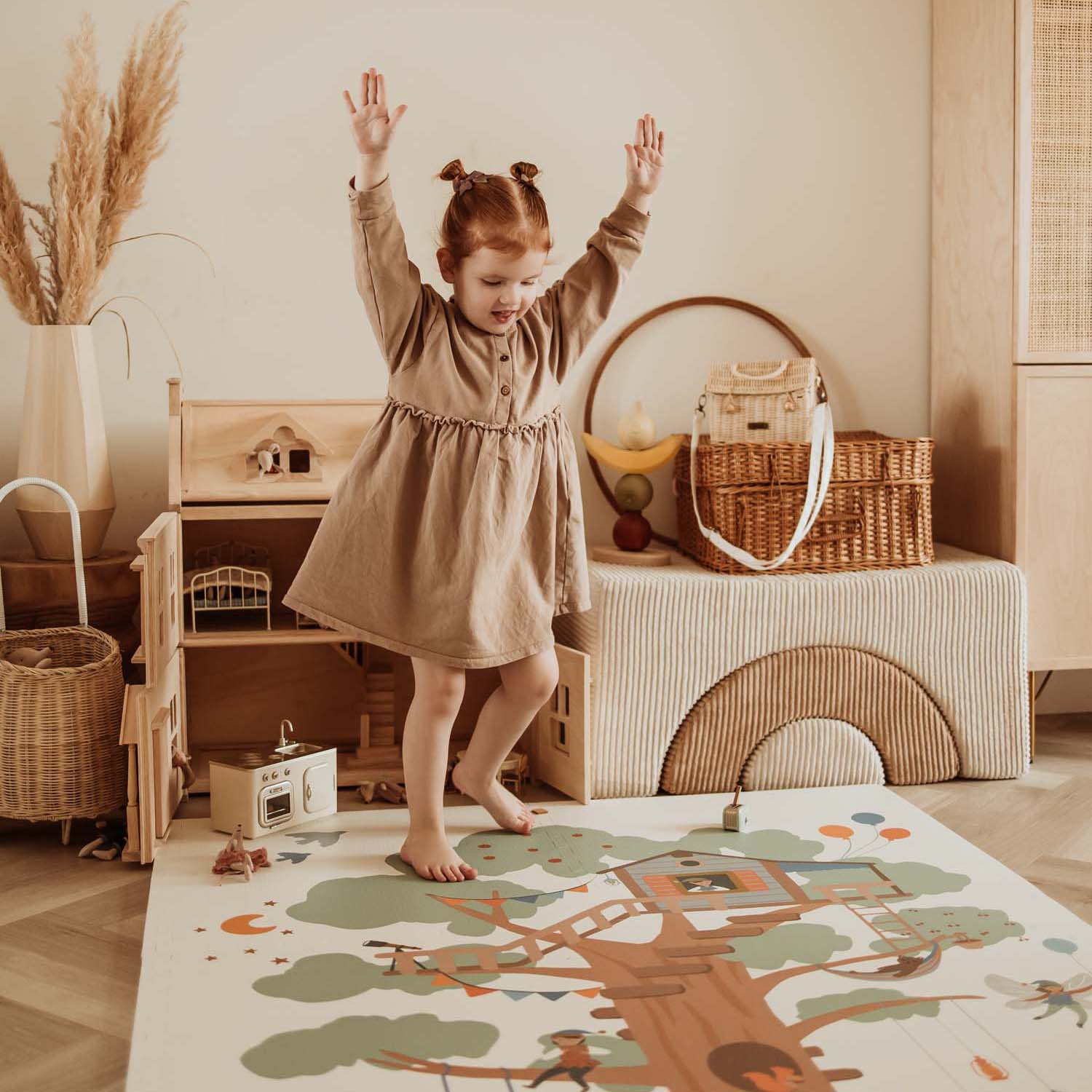 PlayandGo_EEVAA_treehouse_puzzlemat_child_is_standing_on_the_mat_with_raised_arms 2 in 1 Spielmatte EEVAA "Tree House" – Bild 22