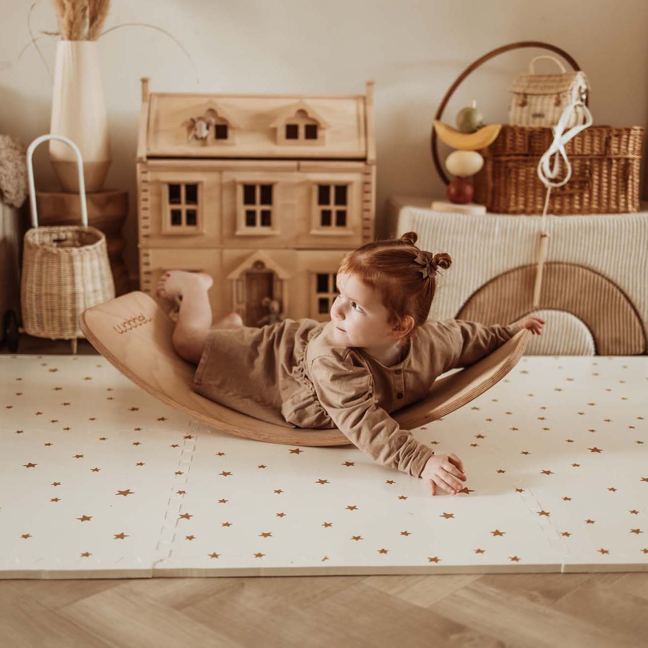 PlayandGo_EEVAA_treehouse_puzzlemat_child_lying_on_a_wooden_swing_board_on_the_mat 2 in 1 Spielmatte EEVAA "Tree House" – Bild 21