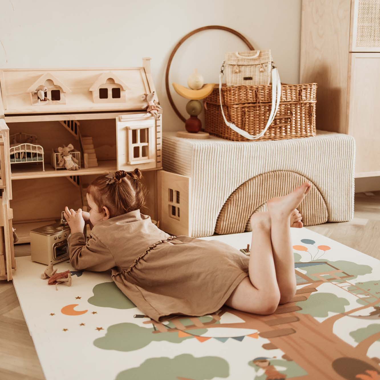PlayandGo_EEVAA_treehouse_puzzlemat_child_lying_on_the_mat_playing_with_victorian_playhouse (1) 2 in 1 Spielmatte EEVAA "Tree House" – Bild 20