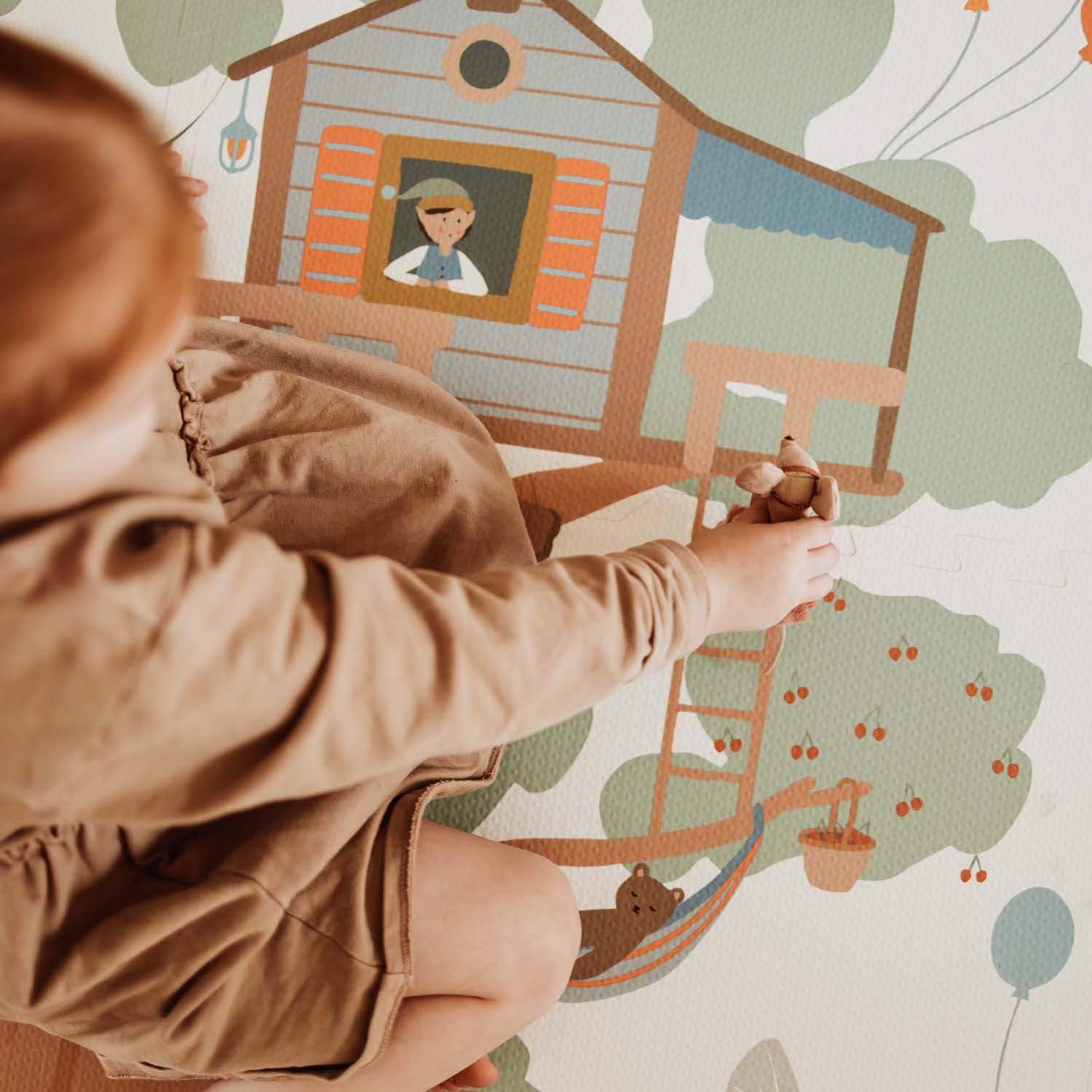 PlayandGo_EEVAA_treehouse_puzzlemat_child_playing_on_the_mat_treehouse_design 2 in 1 Spielmatte EEVAA "Tree House" – Bild 19