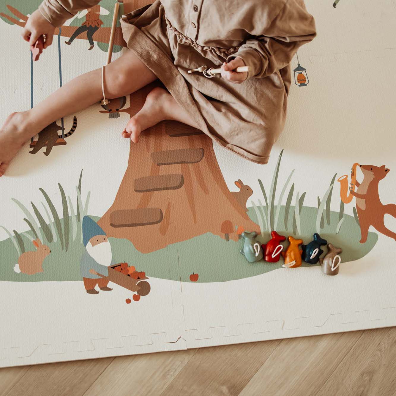 PlayandGo_EEVAA_treehouse_puzzlemat_child_playing_with_wooden_toys_on_mat_with_gnome_treehouse_and_squirrel_print 2 in 1 Spielmatte EEVAA "Tree House" – Bild 18