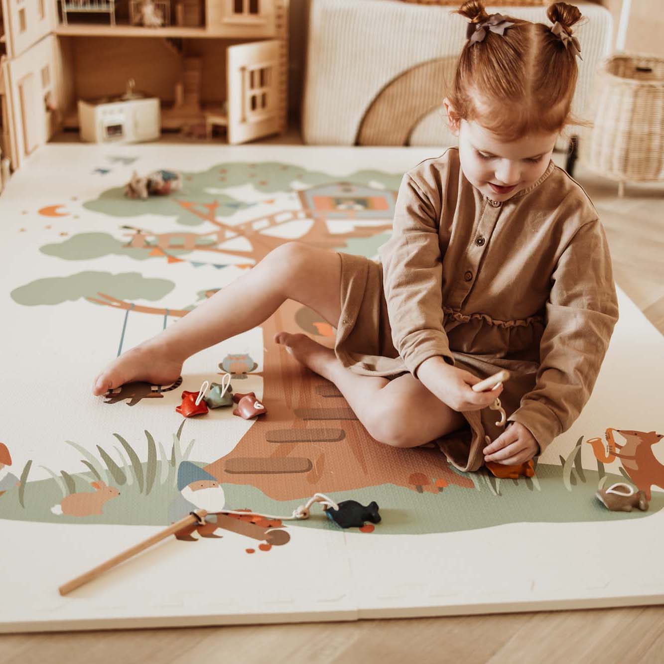 PlayandGo_EEVAA_treehouse_puzzlemat_child_sitting_on_the_mat_playing_with_wooden_toys 2 in 1 Spielmatte EEVAA "Tree House" – Bild 17