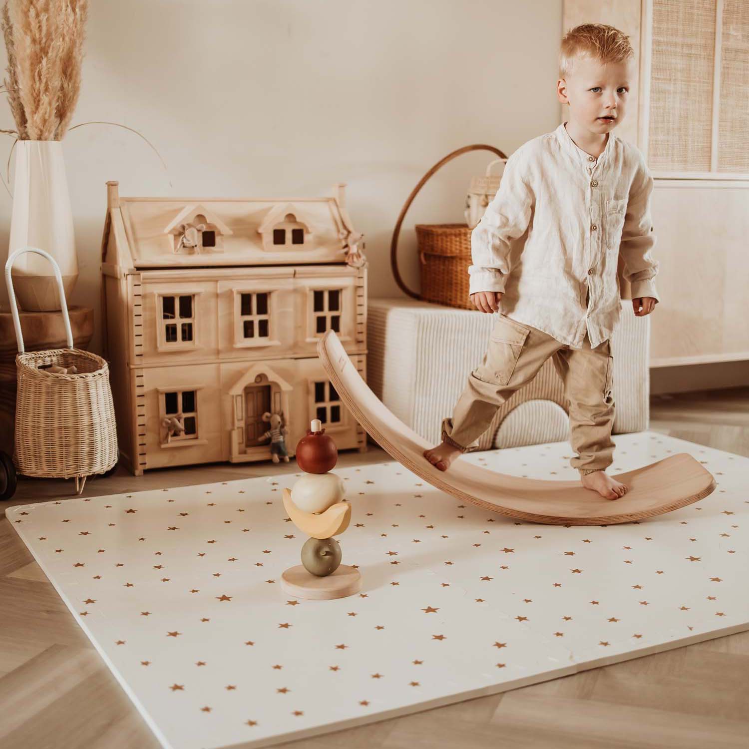 PlayandGo_EEVAA_treehouse_puzzlemat_child_standing_on_a_swing_board_on_the_EEVAA_mat_in_a_kids_room 2 in 1 Spielmatte EEVAA "Tree House" – Bild 15