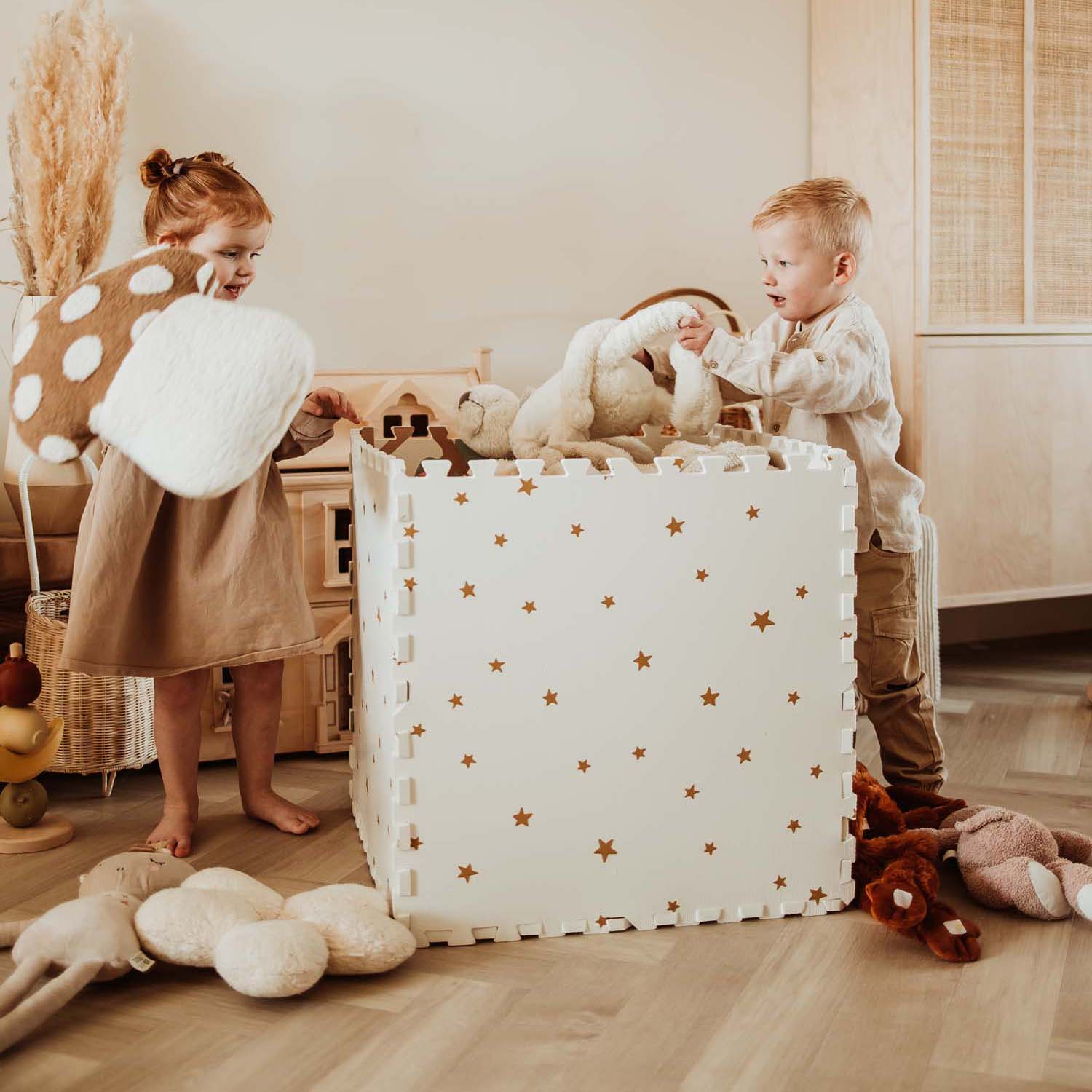 PlayandGo_EEVAA_treehouse_puzzlemat_children_are_cleaning_up_the room_by_putting_the_cuddles-into_the_EEVAA_box_with_stars_print 2 in 1 Spielmatte EEVAA "Tree House" – Bild 14