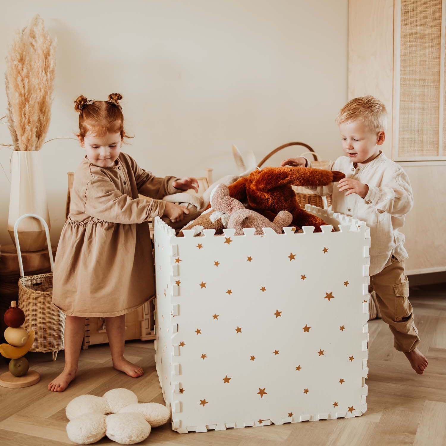 PlayandGo_EEVAA_treehouse_puzzlemat_children_are_cleaning_up_the_room_and_cuddles_in_the_EEVAA_box 2 in 1 Spielmatte EEVAA "Tree House" – Bild 13