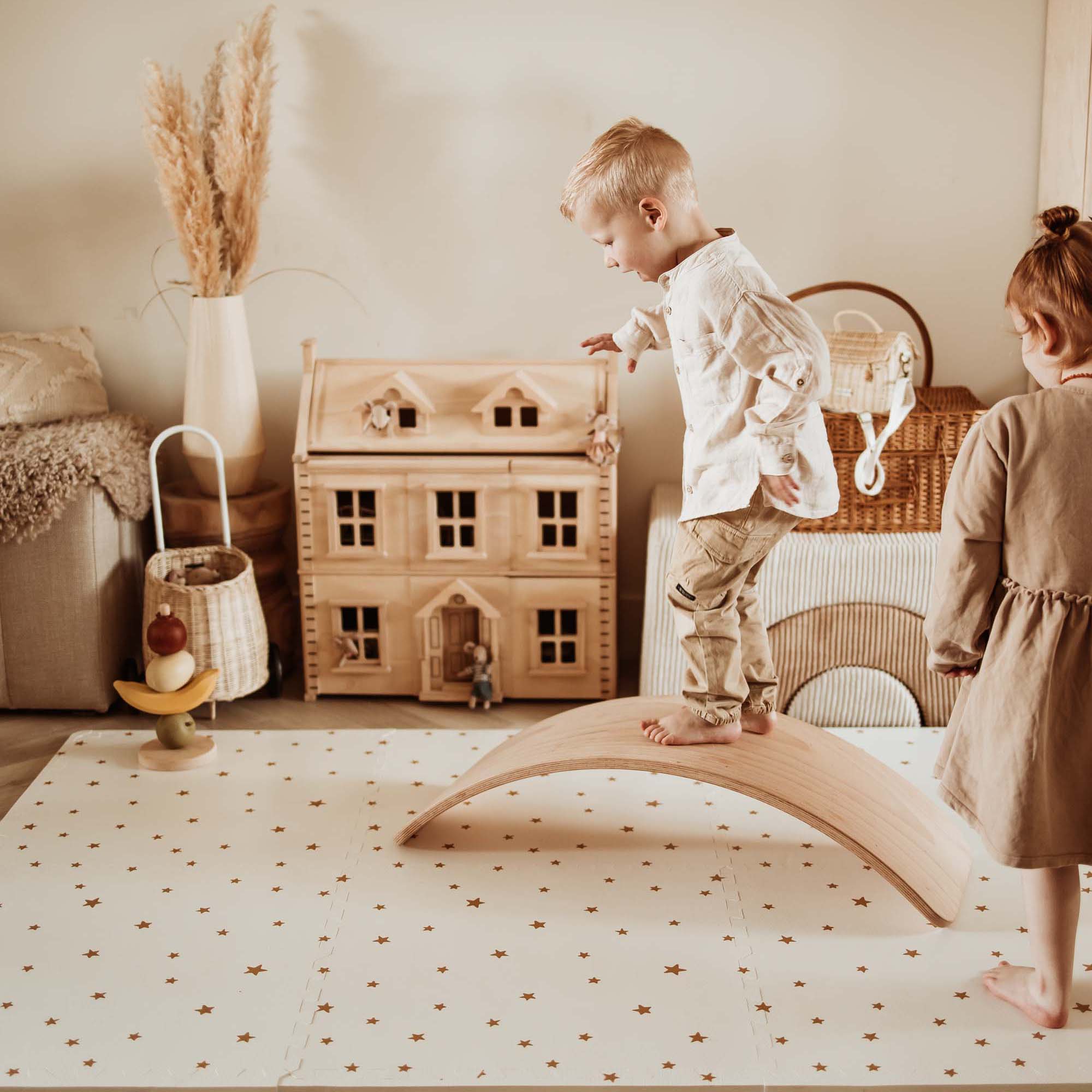 PlayandGo_EEVAA_treehouse_puzzlemat_children_are_playing_on_the_mat_with_stars_print_with_a_wooden_swing_board_one_child_is_standing_on_top 2 in 1 Spielmatte EEVAA "Tree House" – Bild 12