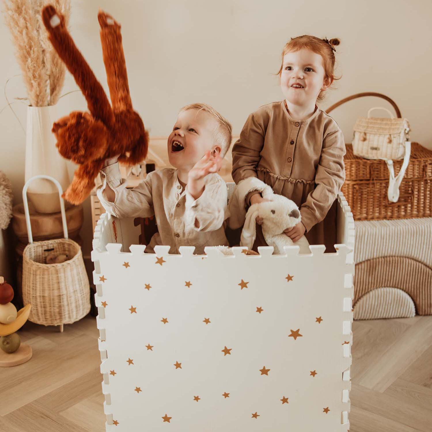 PlayandGo_EEVAA_treehouse_puzzlemat_children_sitting_in_the_EEVAA_box_playing_with_cuddles 2 in 1 Spielmatte EEVAA "Tree House" – Bild 11