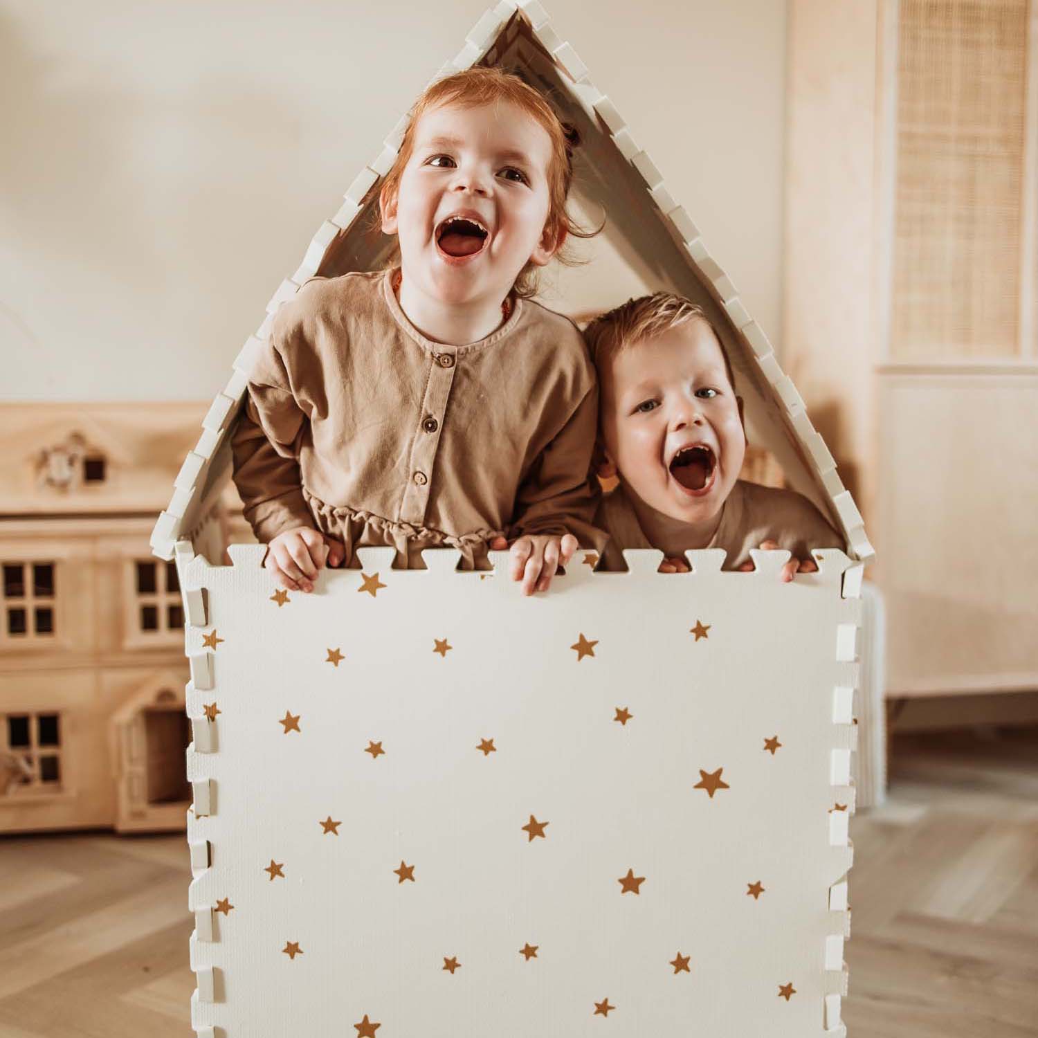 PlayandGo_EEVAA_treehouse_puzzlemat_made_in_a-house_stars_at_the_outside_childres_sitting_in_the_house_while_having_fun 2 in 1 Spielmatte EEVAA "Tree House" – Bild 6