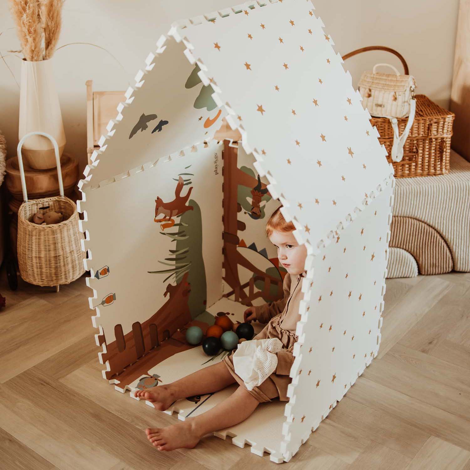 PlayandGo_EEVAA_treehouse_puzzlemat_made_in_a_box_outside_stars_child_sitting_in_the_house 2 in 1 Spielmatte EEVAA "Tree House" – Bild 9