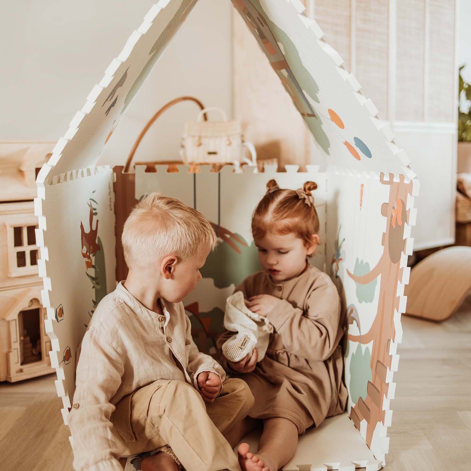 PlayandGo_EEVAA_treehouse_puzzlemat_made_in_a_house_children_sitting_in_the_house 2 in 1 Spielmatte EEVAA "Tree House" – Bild 8
