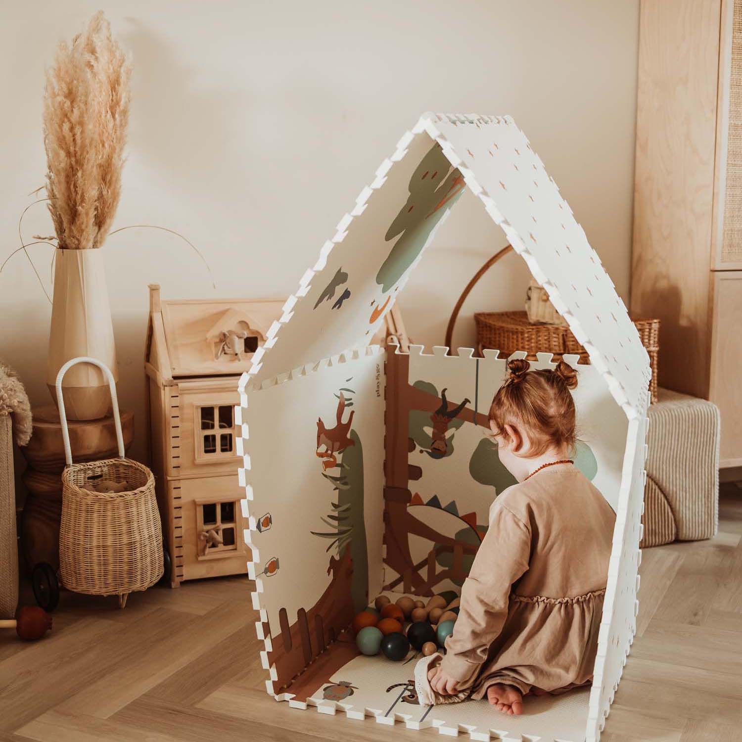 PlayandGo_EEVAA_treehouse_puzzlemat_made_in_a_playhouse_outside_stars_child_sitting in_the_house 2 in 1 Spielmatte EEVAA "Tree House" – Bild 7