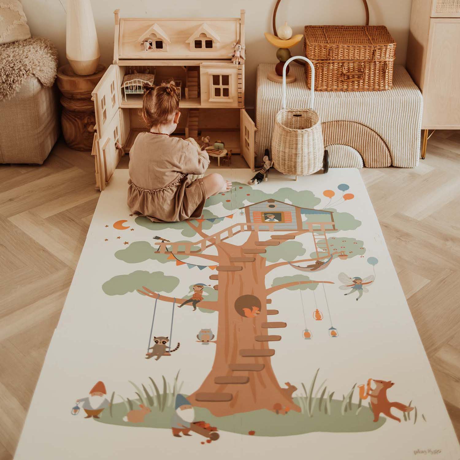 PlayandGo_EEVAA_treehouse_puzzlemat_mat_open_on_floor_in_kidsroom_with_playing_child_victorian_house 2 in 1 Spielmatte EEVAA "Tree House" – Bild 4