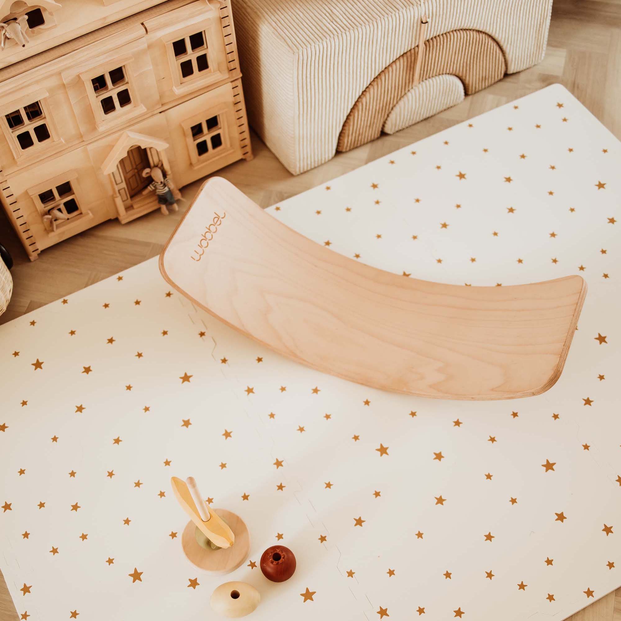 PlayandGo_EEVAA_treehouse_puzzlemat_wooden_swing_board_wooden_toys_all_on_the_mat 2 in 1 Spielmatte EEVAA "Tree House" – Bild 2