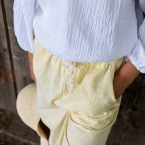 Weite Sommerhose mit Paperbagbund (weiß gelb)