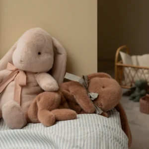 Schlafender Plüsch Hase, klein (Soft brown) – Bild 2