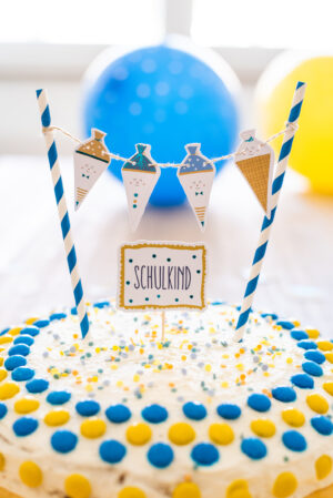 Cake Topper "Schulkind" mit Schultüten weiß, blau,  senf – Bild 2