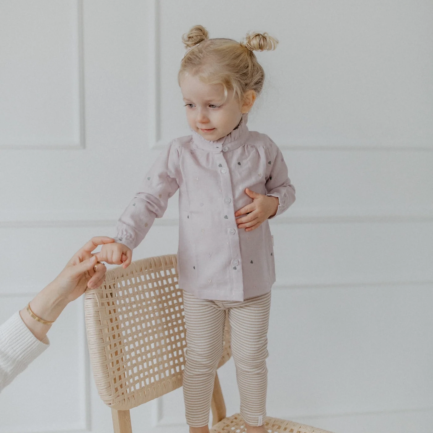 leevje_herbst_winter25-711 Flanellbluse mit Herzchen-Stickerei und Stehkragen "Lavender" – Bild 2