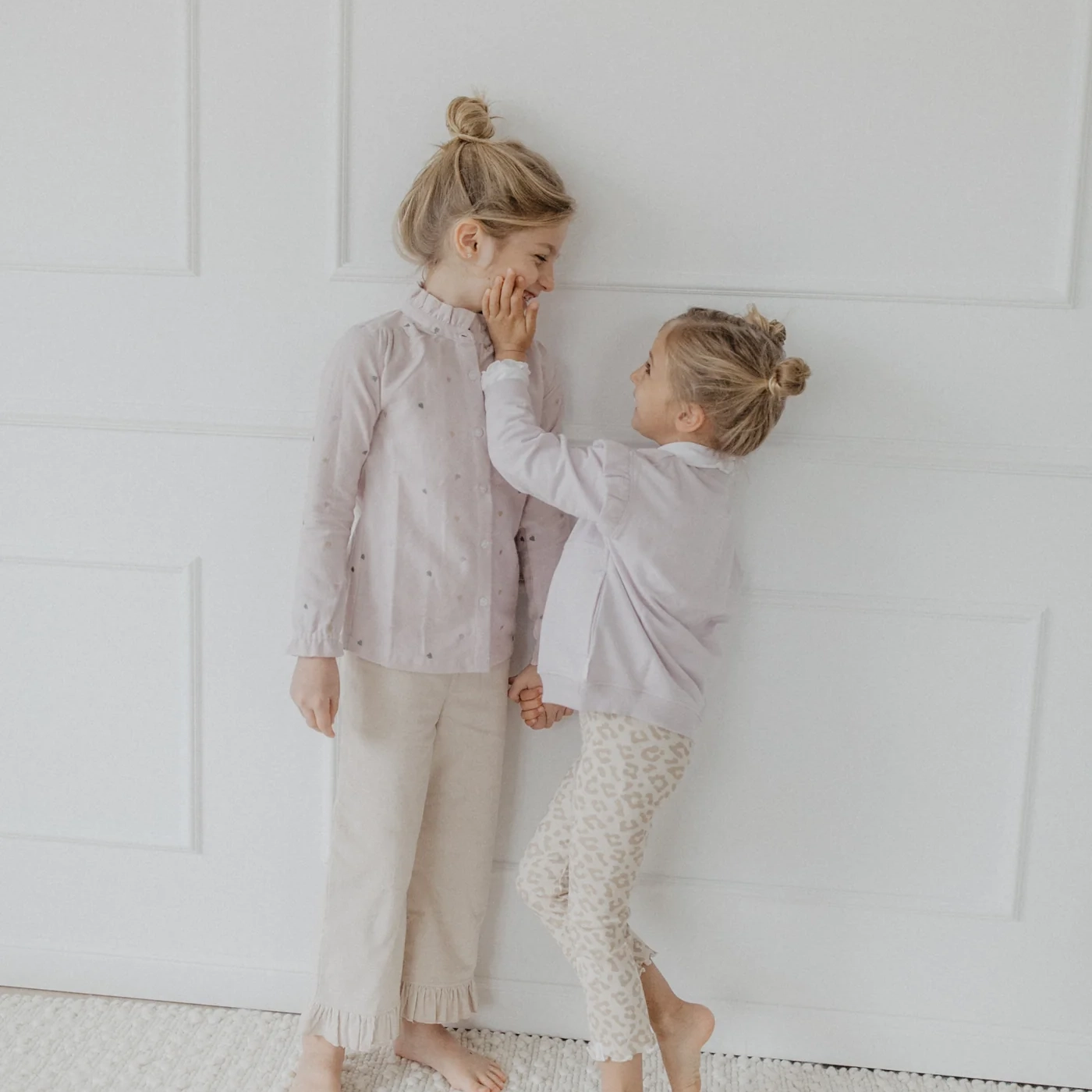 leevje_herbst_winter25-726 Flanellbluse mit Herzchen-Stickerei und Stehkragen "Lavender" – Bild 4