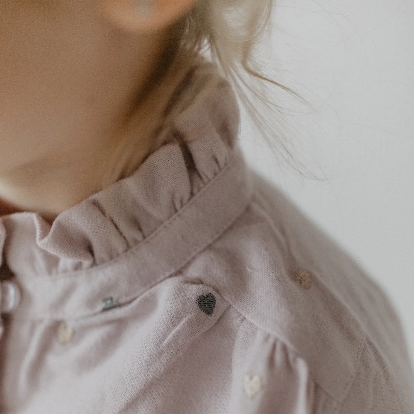 leevje_herbst_winter25-727 Flanellbluse mit Herzchen-Stickerei und Stehkragen "Lavender" – Bild 5