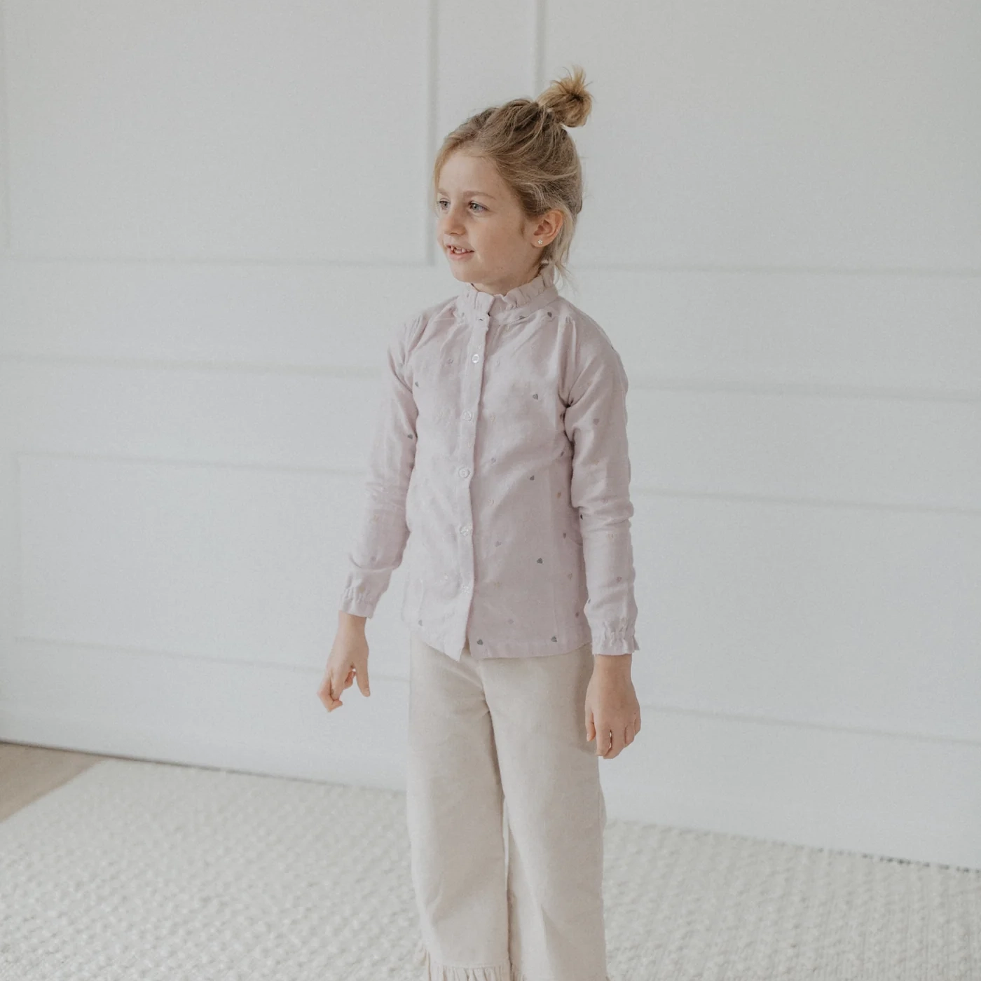 leevje_herbst_winter25-728 Flanellbluse mit Herzchen-Stickerei und Stehkragen "Lavender" – Bild 1