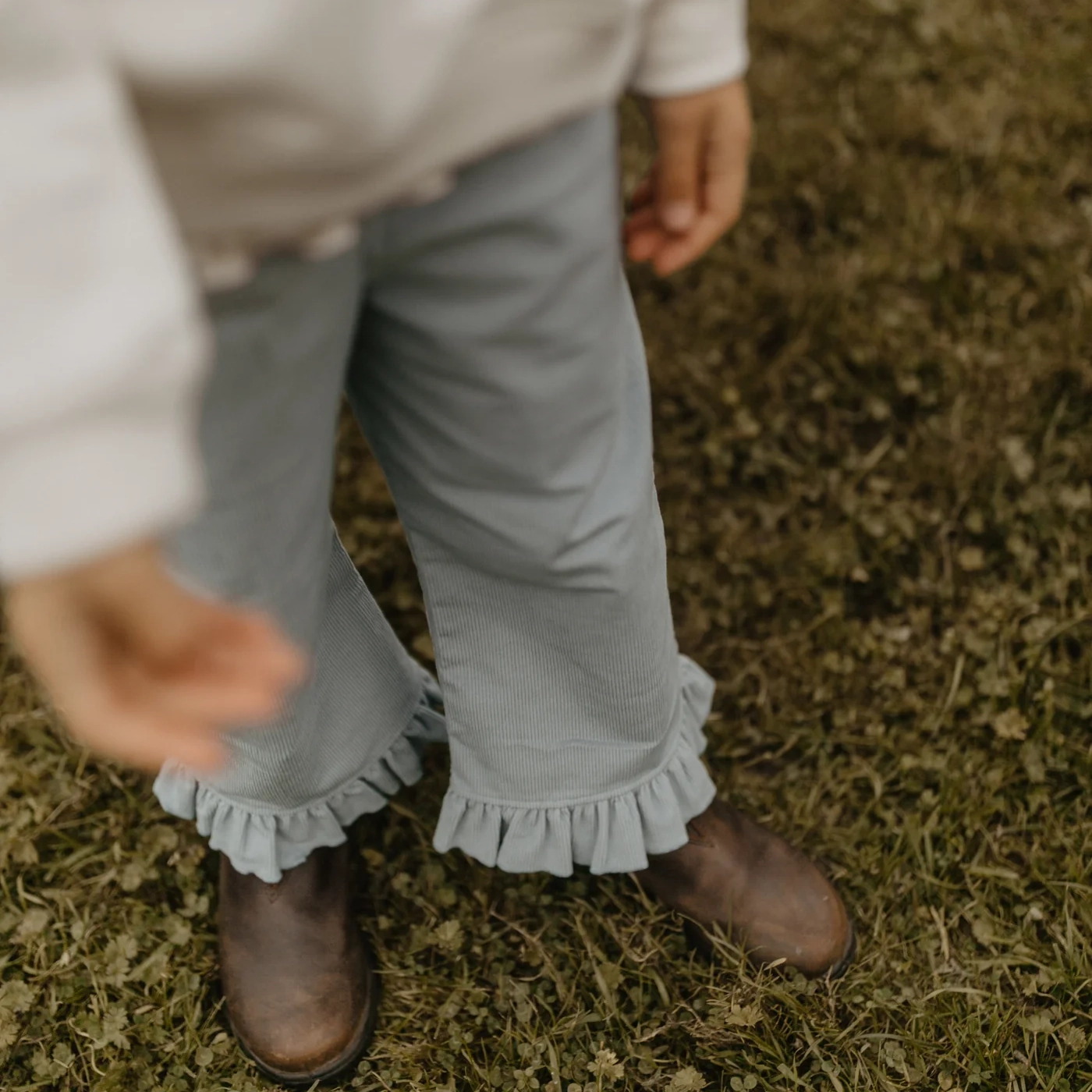 cordhose_clear_blue3 Weite Cordhose "clear blue" mit Rüschensaum – Bild 6