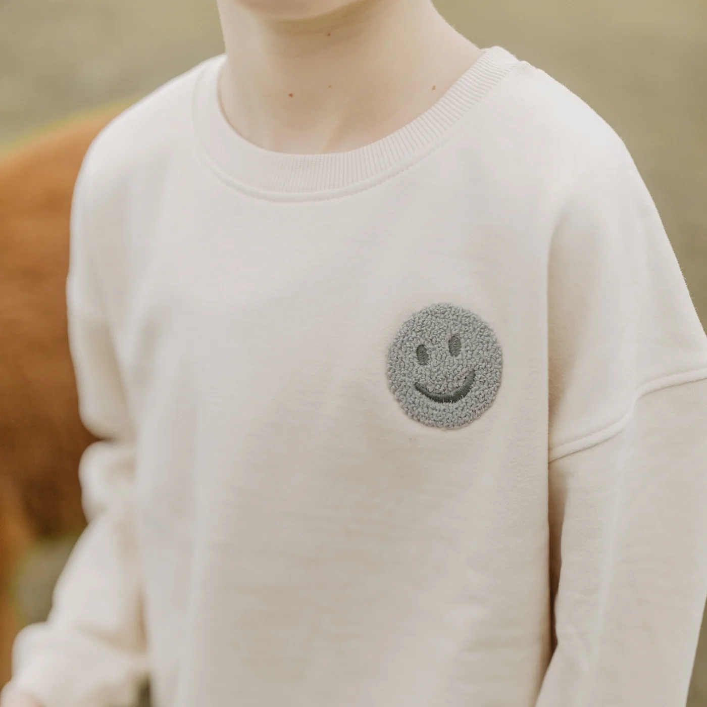 sweatshirt_peace_begins2 Unisex Oversized Sweatshirt "Peace begins with a smile" (cappuccino) – Bild 2