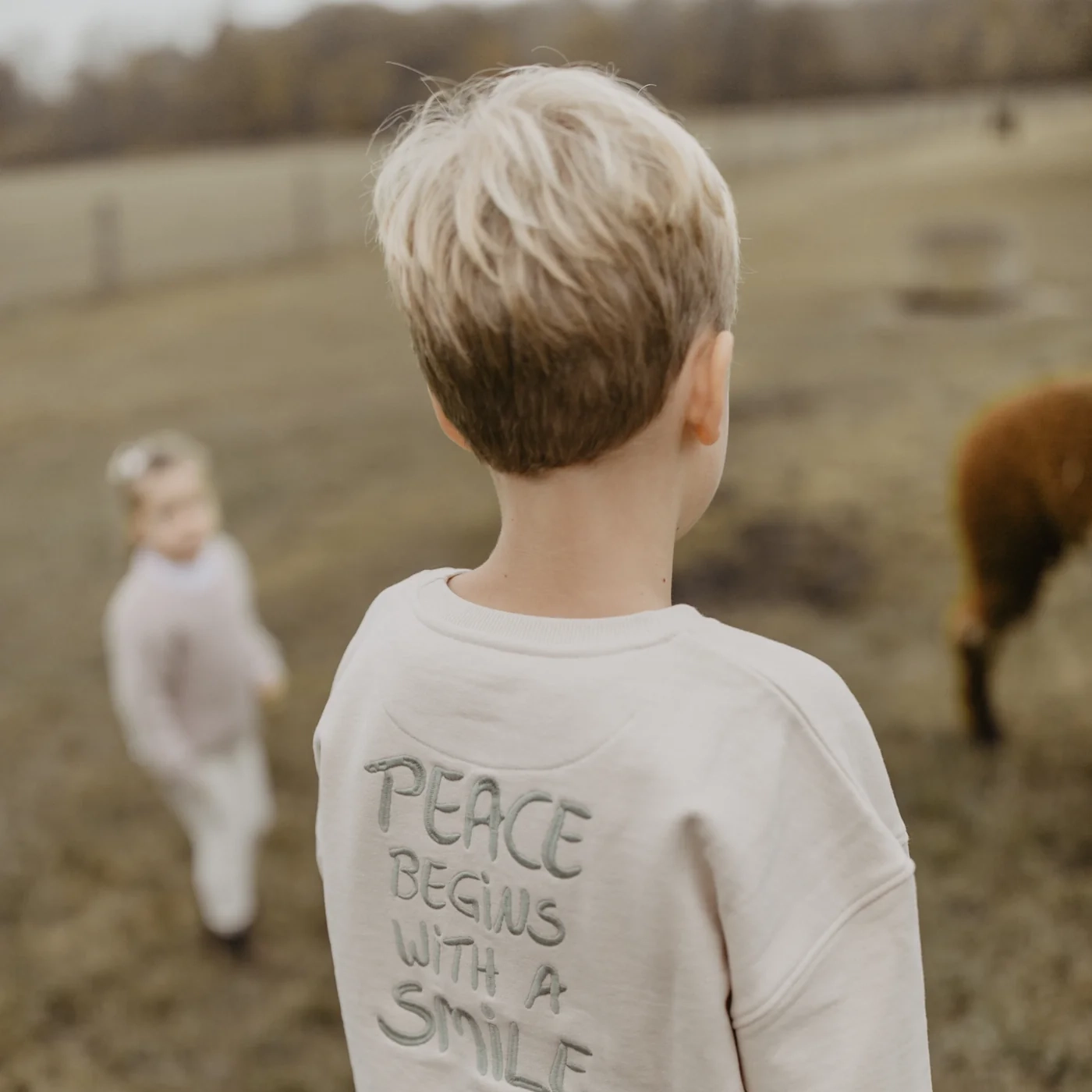 sweatshirt_peace_begins4 Unisex Oversized Sweatshirt "Peace begins with a smile" (cappuccino) – Bild 6