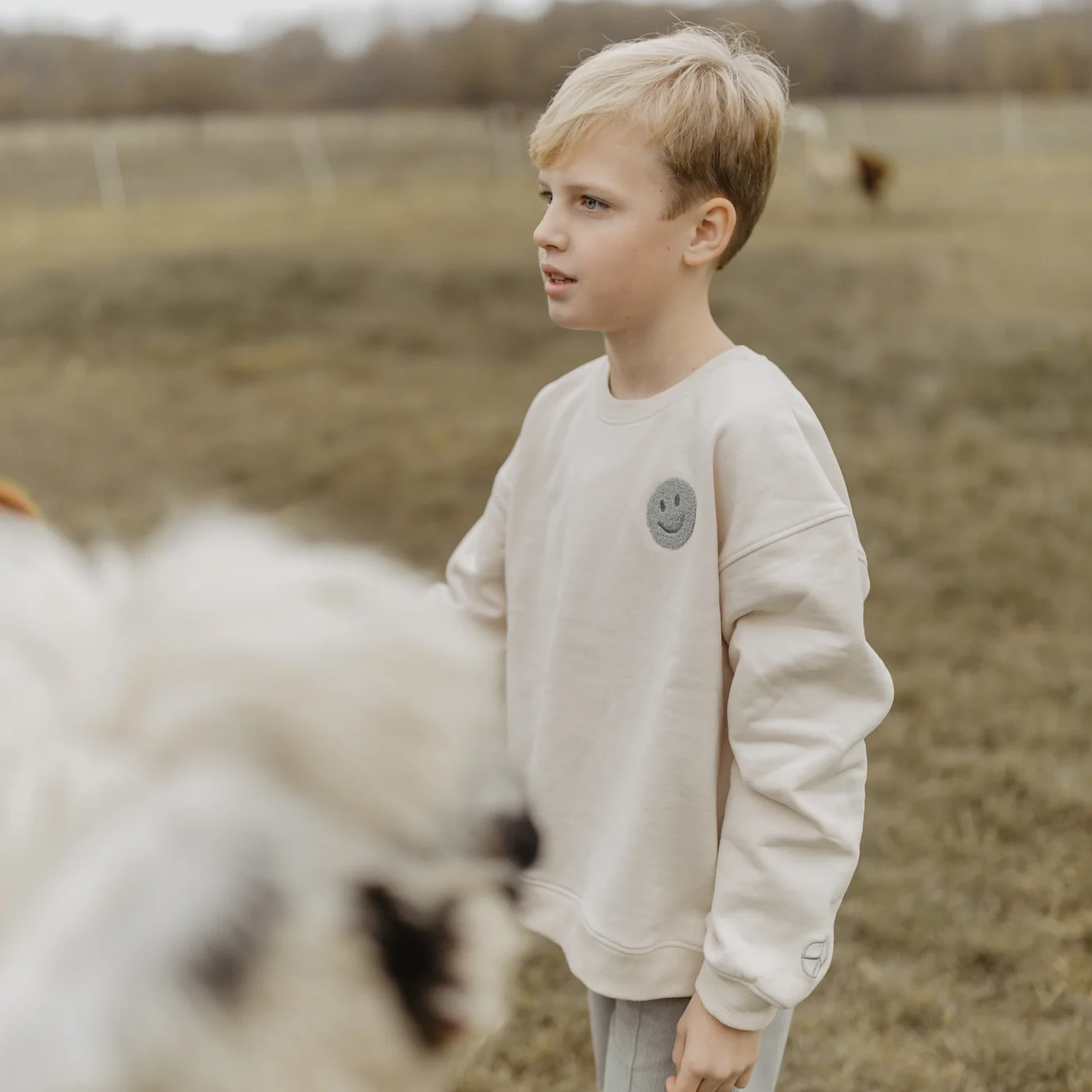 sweatshirt_peace_begins5 Unisex Oversized Sweatshirt "Peace begins with a smile" (cappuccino) – Bild 5