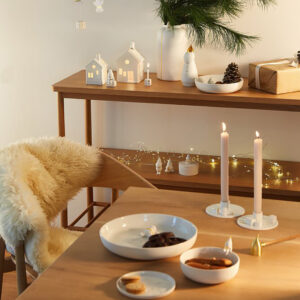 Porzellanfigur "Santa packt Geschenke" – Bild 4