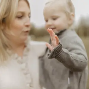 Lochstrick Cardigan "Green" mit Schößchen – Bild 7