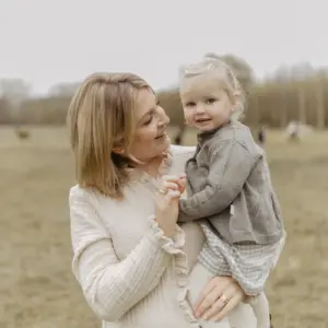 Lochstrick Cardigan "Green" mit Schößchen – Bild 6