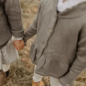 Lochstrick Cardigan "Green" mit Schößchen – Bild 4