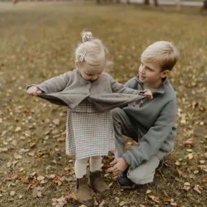 Lochstrick Cardigan "Green" mit Schößchen – Bild 3